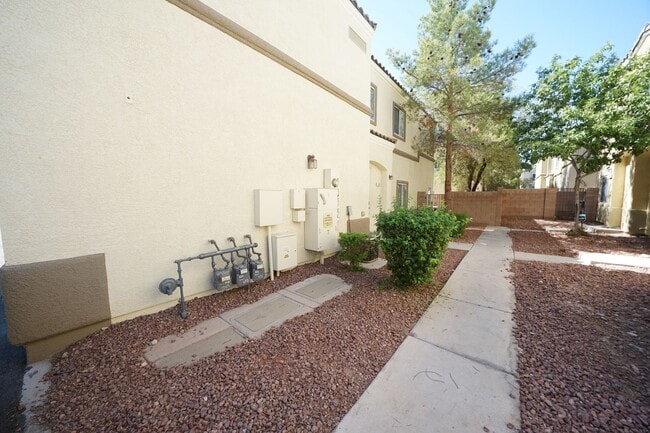 Foto del edificio - SHOWINGS AVAILABLE NOW