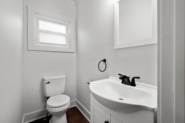 Foto del edificio - Stunning 3 bedroom home in Brookline available July 1!