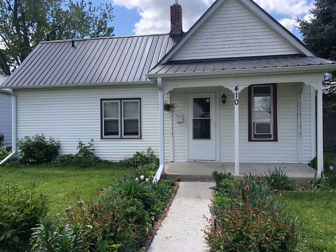 Foto principal - Nice 2 bedroom with unfinished basement an...