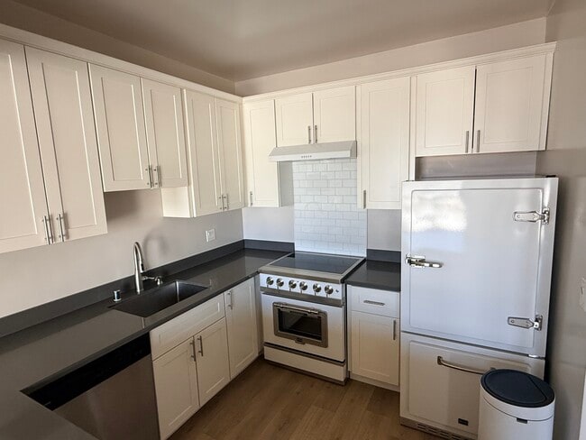 Foto del edificio - 6363 Christie Ave