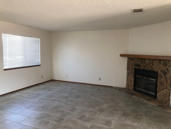 Building Photo - Apple Valley 3 Bedroom Home