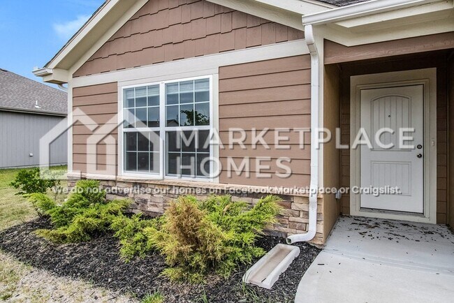 Building Photo - 722 S Cypress St