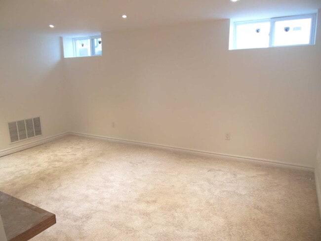 Building Photo - 25 Moynes Av