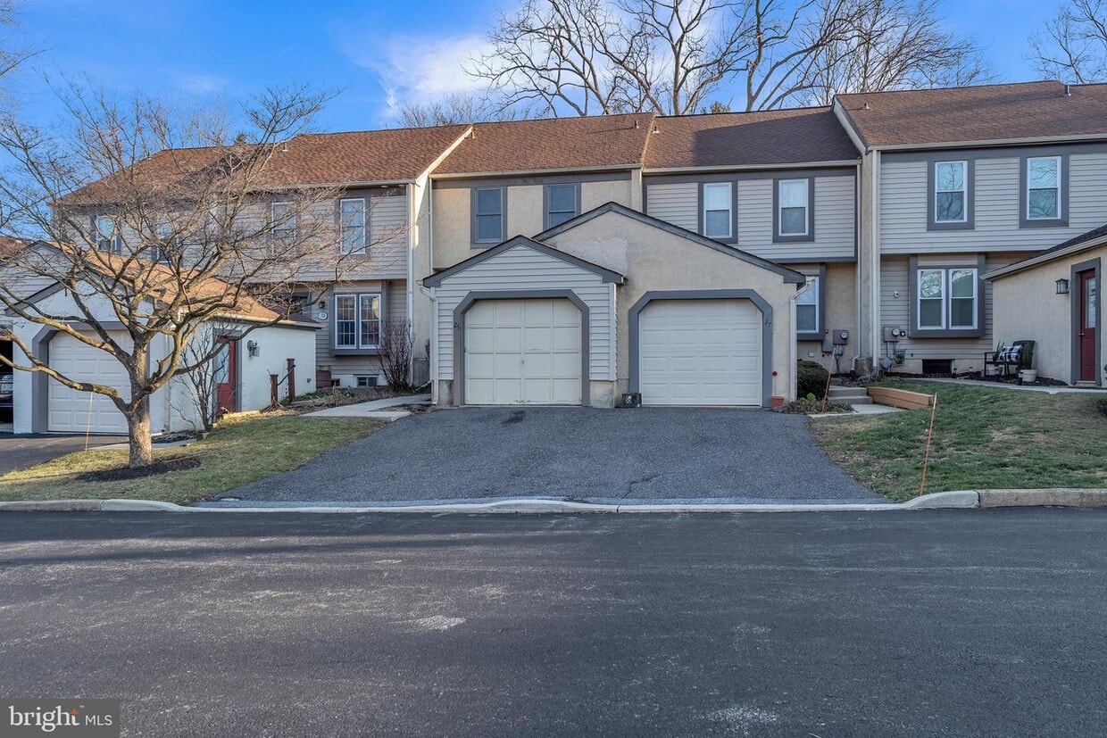 Primary Photo - 25 Cabot Ct