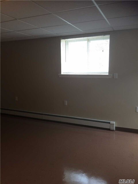 Building Photo - 11 Manor Dr