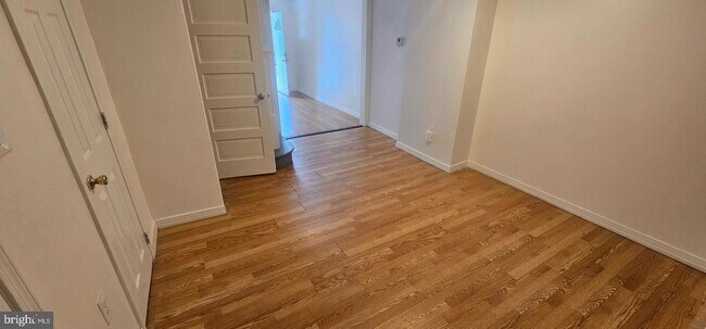 Foto del edificio - 2548 Oswego Ave