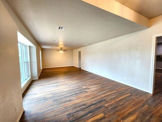 Foto del edificio - 4 Bed 2.5 Bath 2 Car Garage in Camelot Add...
