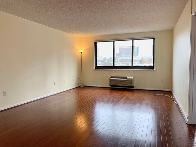 Building Photo - 2-Bed/2-Bath Condo in Center City with FRE...