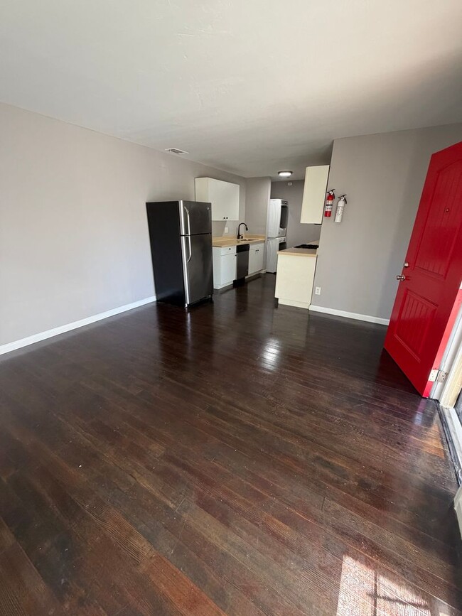 Building Photo - 942 57th St