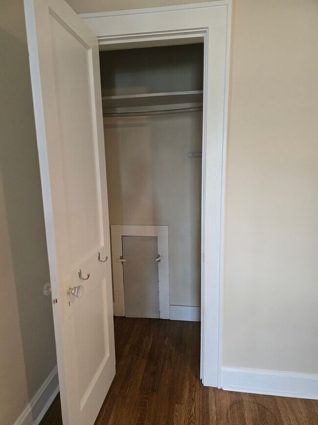 Building Photo - 2 Possible 3 bed with large backyard!