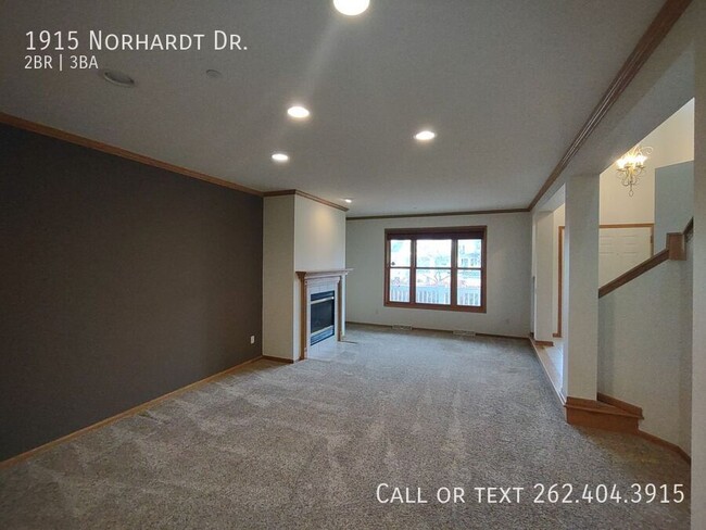 Building Photo - 2 bedroom 2 Full bath and 2 Half Bath Spac...