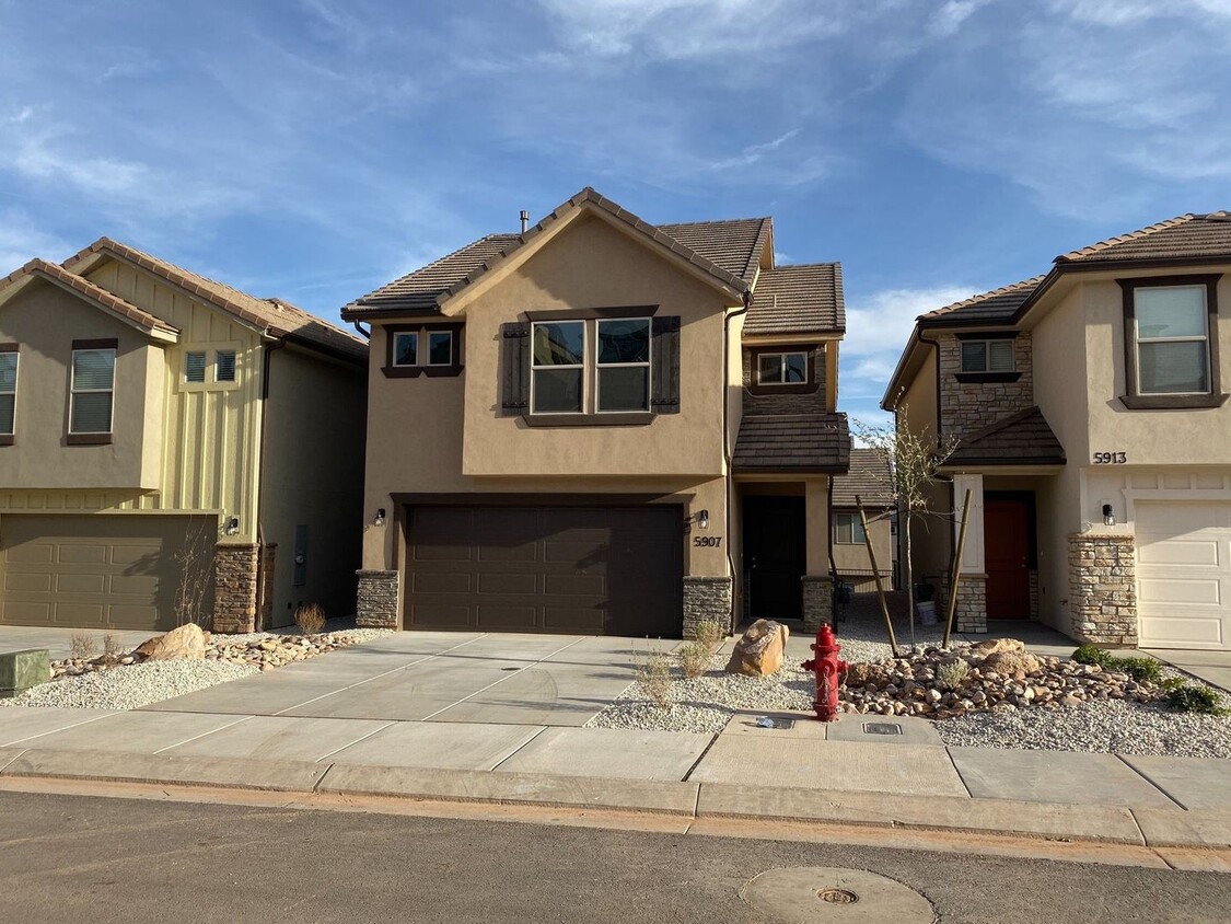 Foto principal - Modern Comfort Awaits – 4 Bed, 2.5 Bath To...