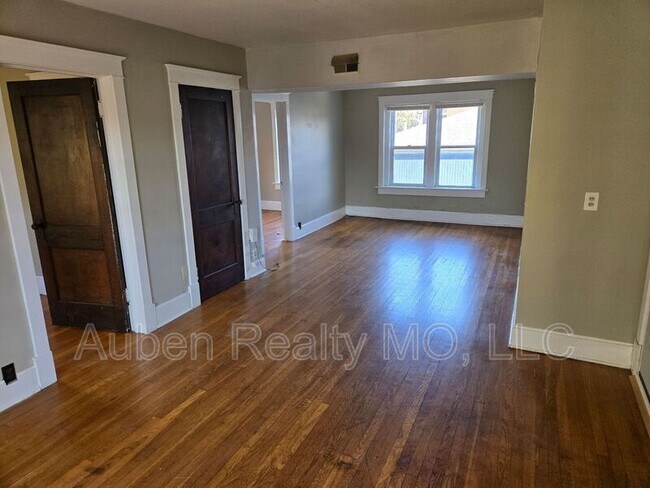 Foto del edificio - 1602 W 37th St