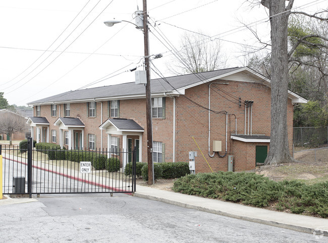 Building Photo - Colonial Square