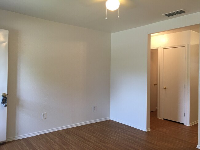 Foto del edificio - Two bedroom or one bedroom with office