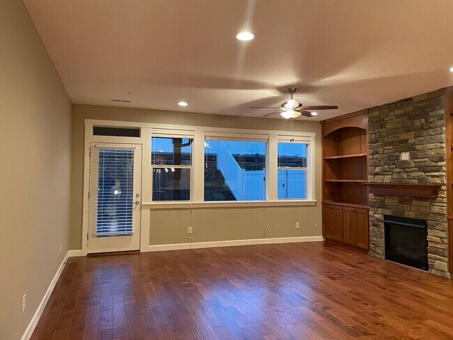 Building Photo - BEAUTIFUL LUXURY Style Townhouse with a gorgeous VIEW! Gated community in Camas! Top Rated Schools!