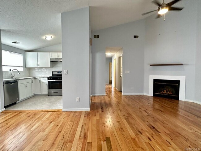 Foto del edificio - 2211 Whispering Hills Dr