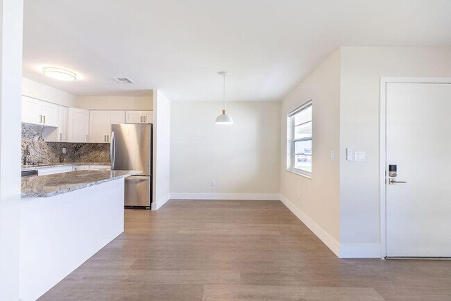 Building Photo - 116 S Lakeside Dr