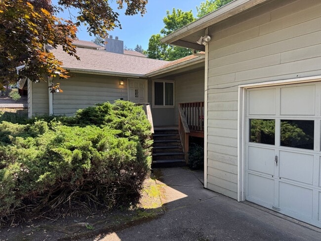 Building Photo - Charming 2-bedroom, 1-bath duplex in Springfield, OR