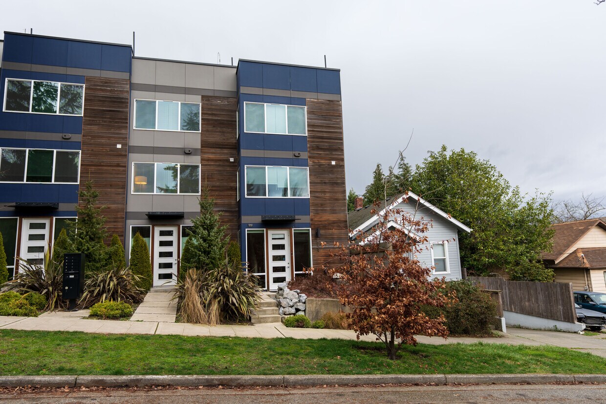 Primary Photo - 2854 SW Adams St