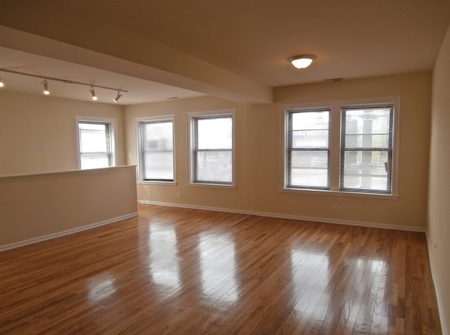 Building Photo - 2807 W Lawrence Ave