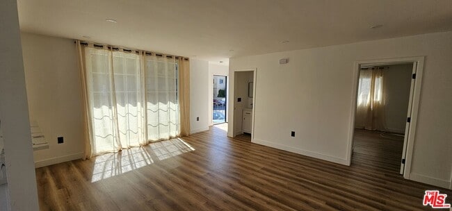 Foto del edificio - 8668 Gregory Way