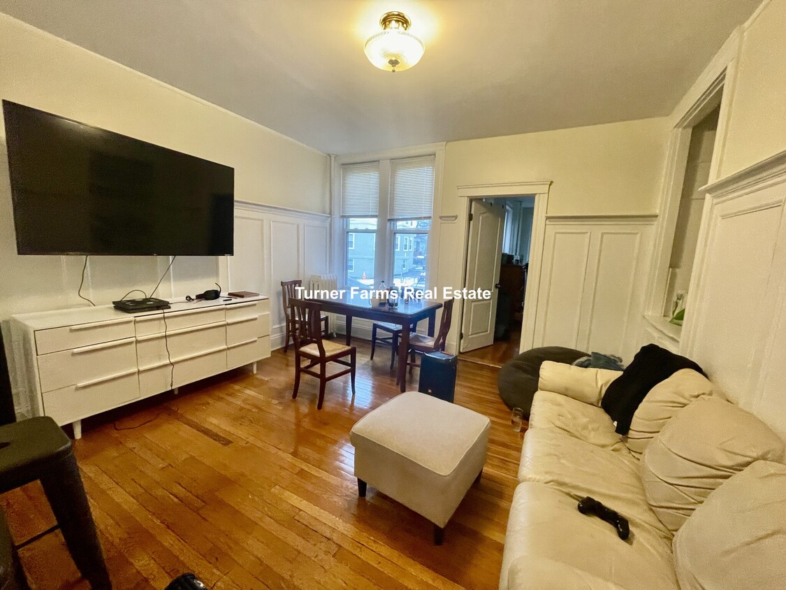 Foto principal - 113 Commonwealth Ave