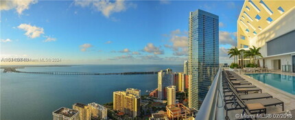 Building Photo - 1300 Brickell Bay Dr