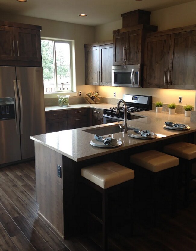 Foto del edificio - Beautiful 3 Bed/2.5 Bath Townhome in Great Location - Vail Lane