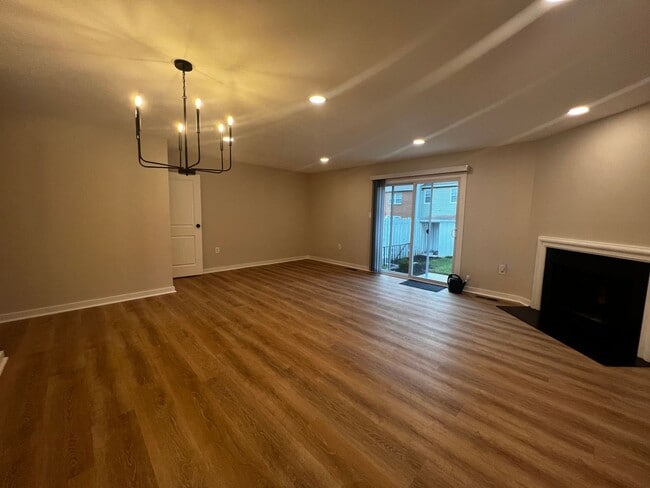Building Photo - Newly Renovated 3 BR/3.5 BA Townhome in Di...