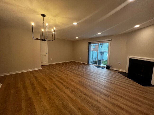Foto del edificio - Newly Renovated 3 BR/3.5 BA Townhome in Di...