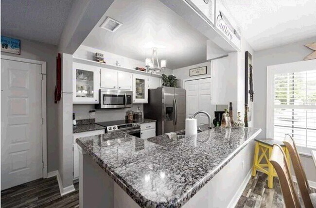 Foto del edificio - AVAILABLE BY JUNE 1ST-CHARMING 3/2 VILLA I...