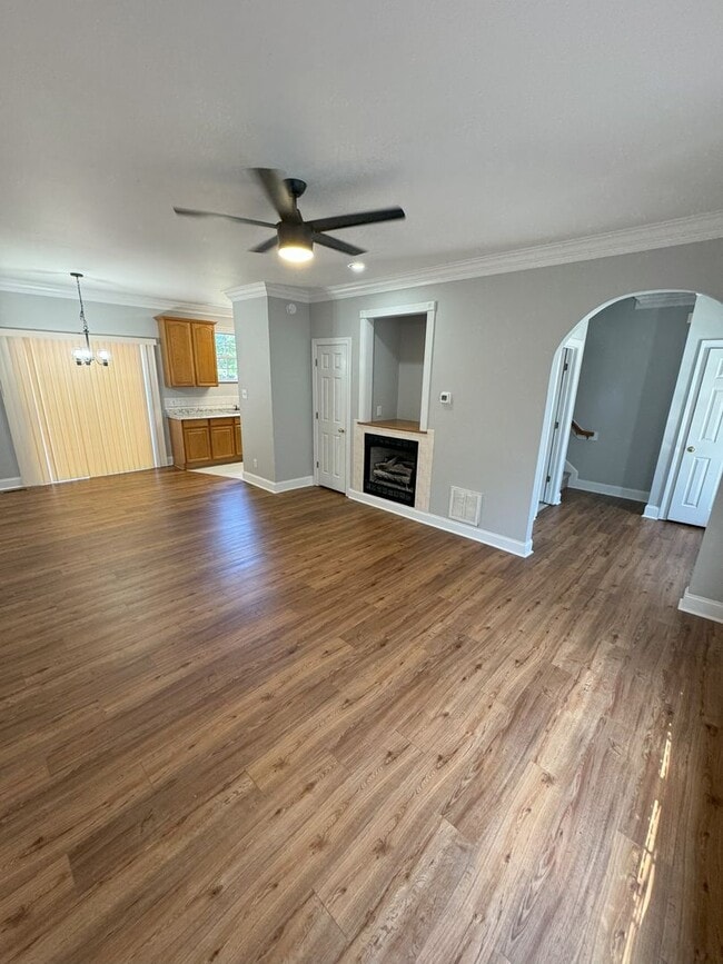 Building Photo - Discover Your Dream Home