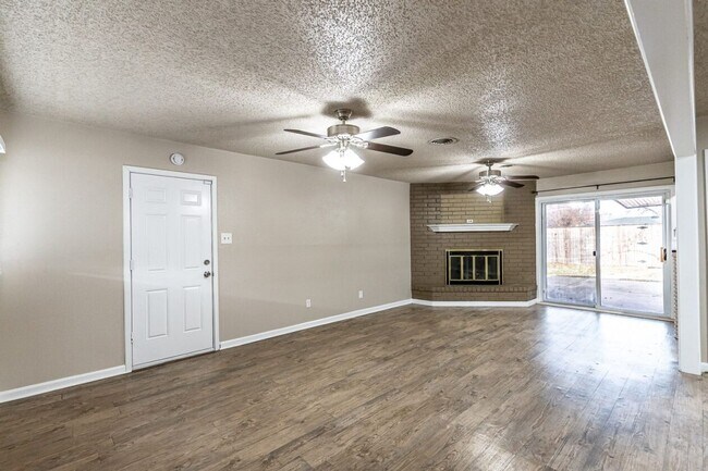 Building Photo - Completely renovated with beautiful updates!