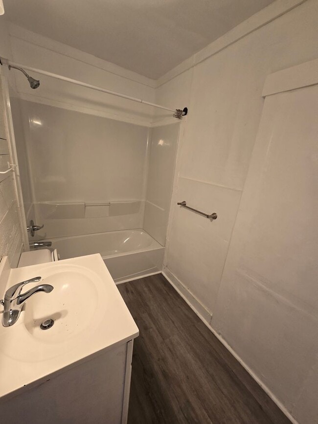 Building Photo - Adorable 3 bed 1 bath house! Spacious unit!