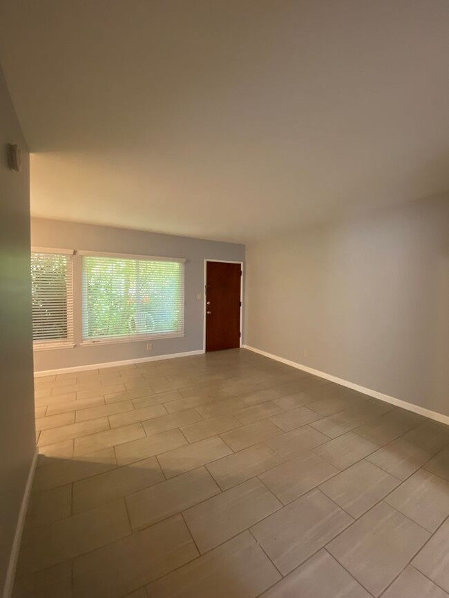 Foto del edificio - East Village Condo *Manager's Special - $1...
