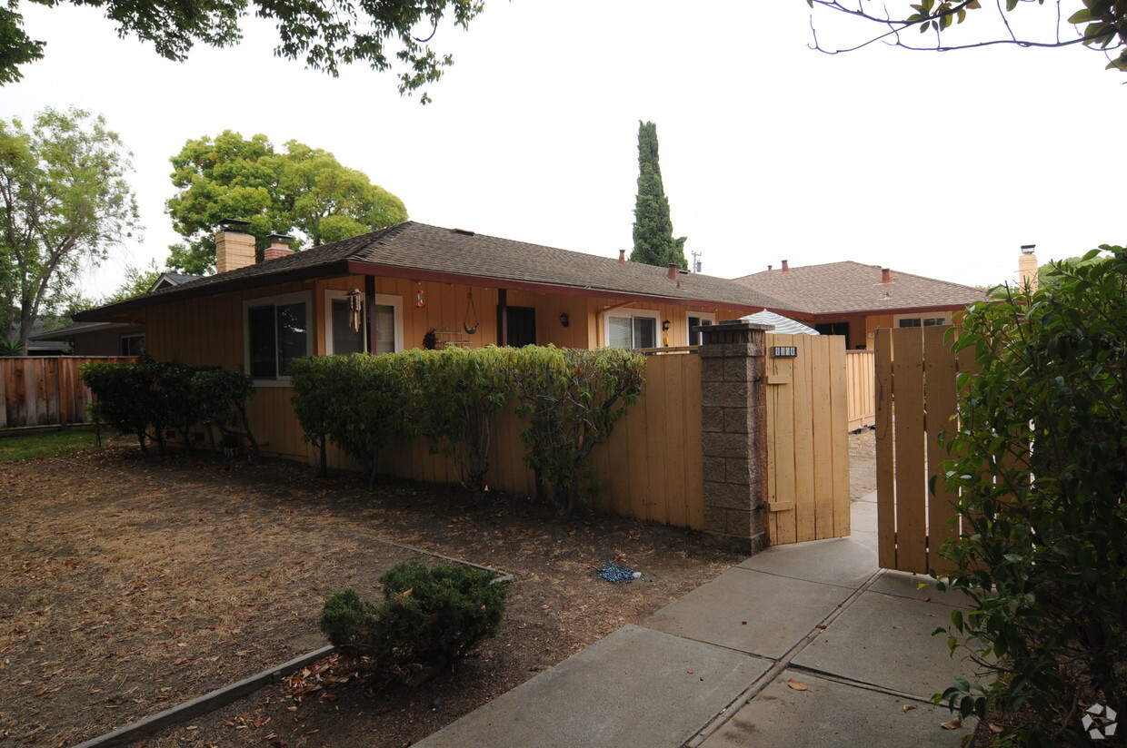 Primary Photo - 1379-1381 Essex Way