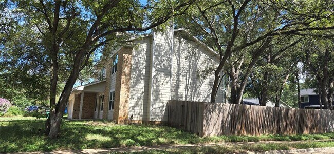 Building Photo - 2800 Norfolk Dr