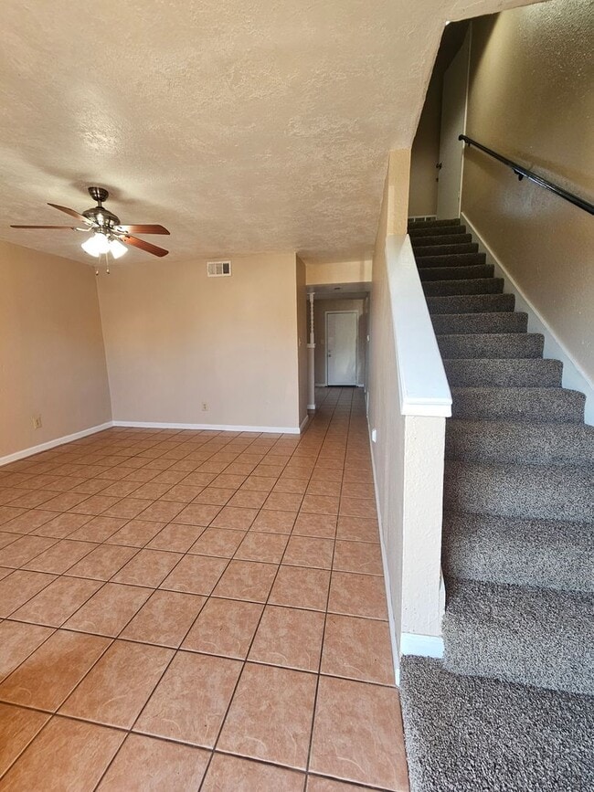 Foto del edificio - (3) Bed/(1.5) Bath Townhome Avail NOW!