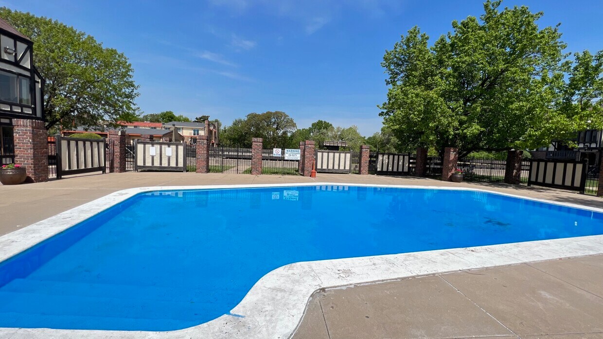 Village Park at Barclay Square Apartments in Wichita, KS