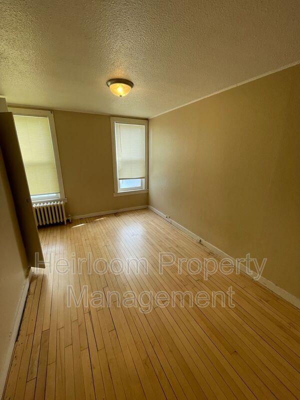 Foto del edificio - 327 W 4th St