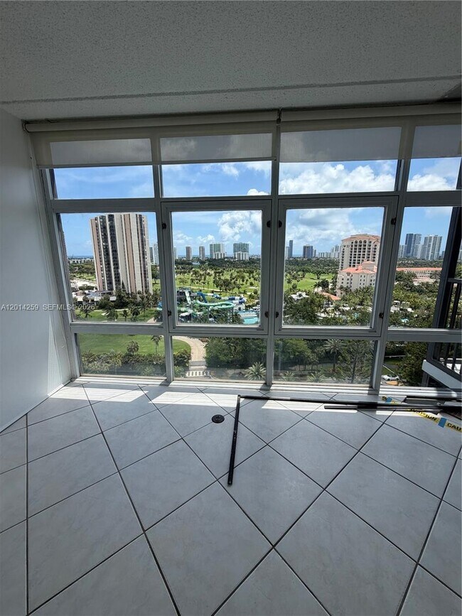 Foto del edificio - 20100 W Country Club Dr