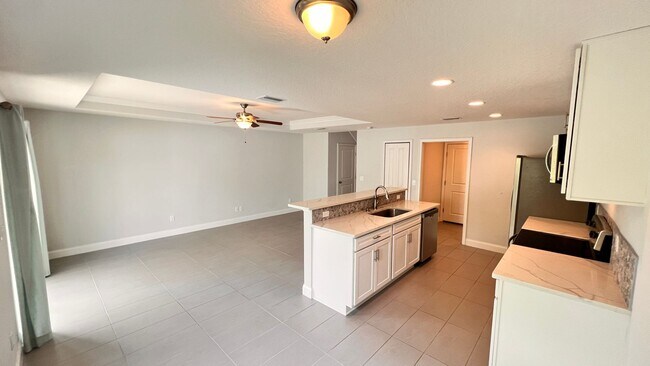 Building Photo - Charming 3-bedroom, 2.5-bathroom pet frien...