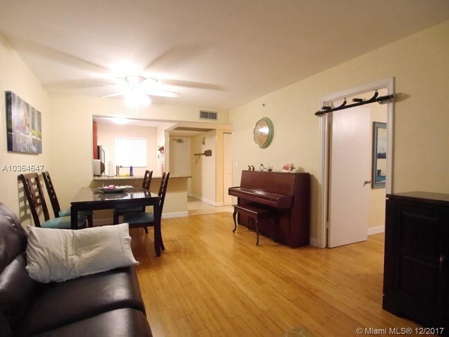 Building Photo - 9440 Poinciana Pl