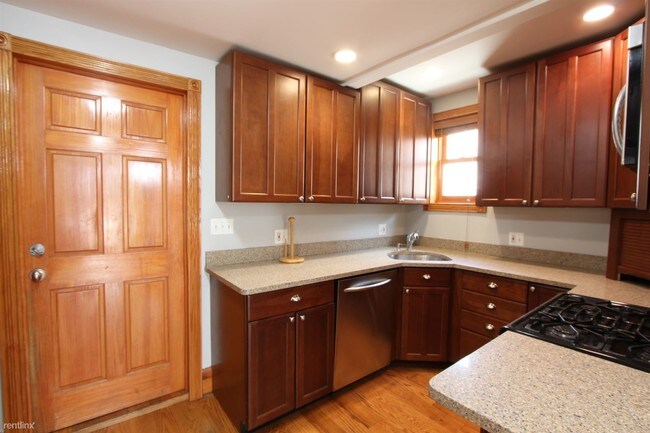 Building Photo - 2 br, 2 bath  - 2133 W Evergreen Ave # Ch