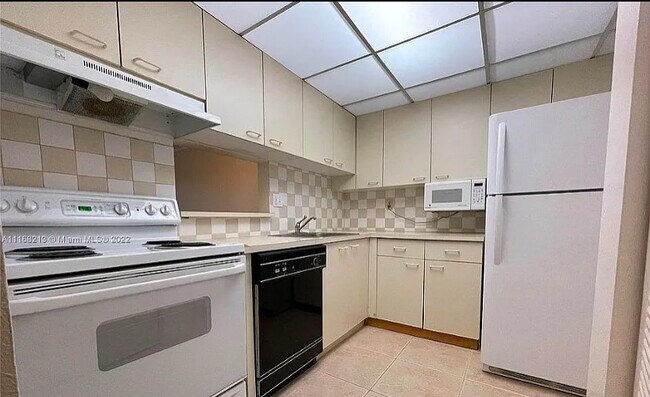 Building Photo - 10431 N Kendall Dr