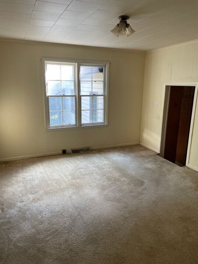 Building Photo - 664 McGregor Rd