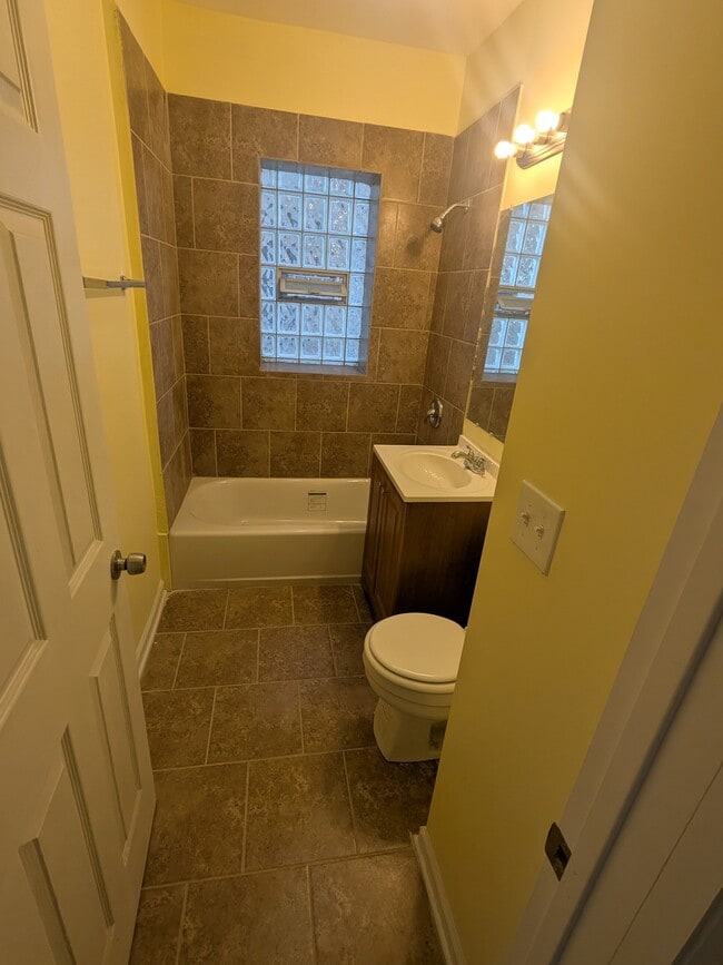 Baño - 8201 S Ada St