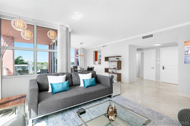 Building Photo - 2110 N Ocean Blvd