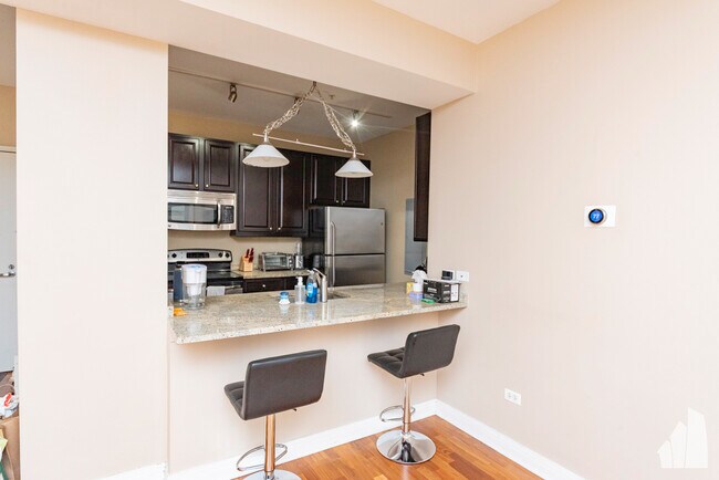 Foto del edificio - 565 W Quincy St